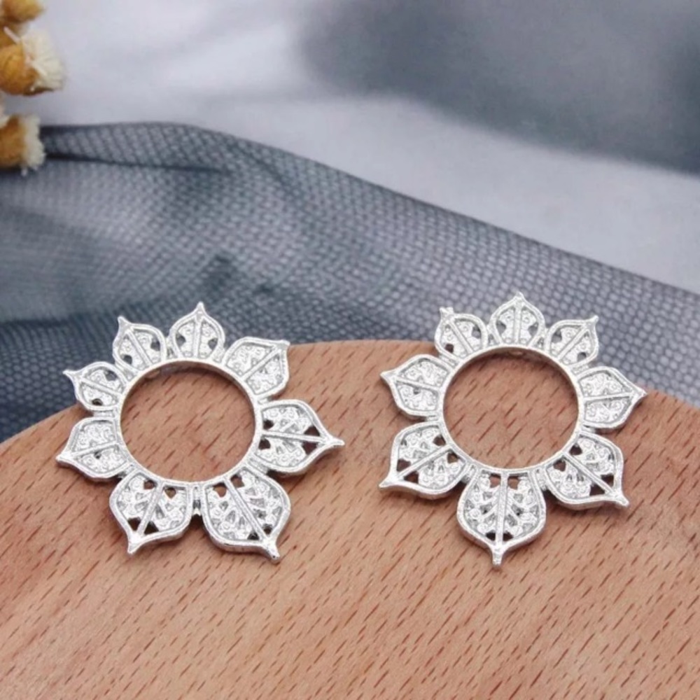 Last one! Boho silver Sunflower Stud Earrings - Picture 5 of 9